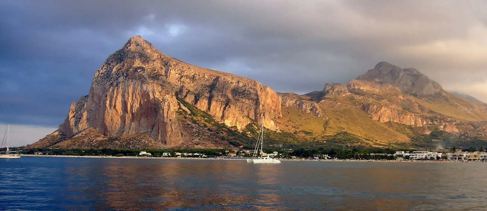 La baia di San Vito Lo Capo dominata dal Monte Monaco al tramonto, vista dal mare