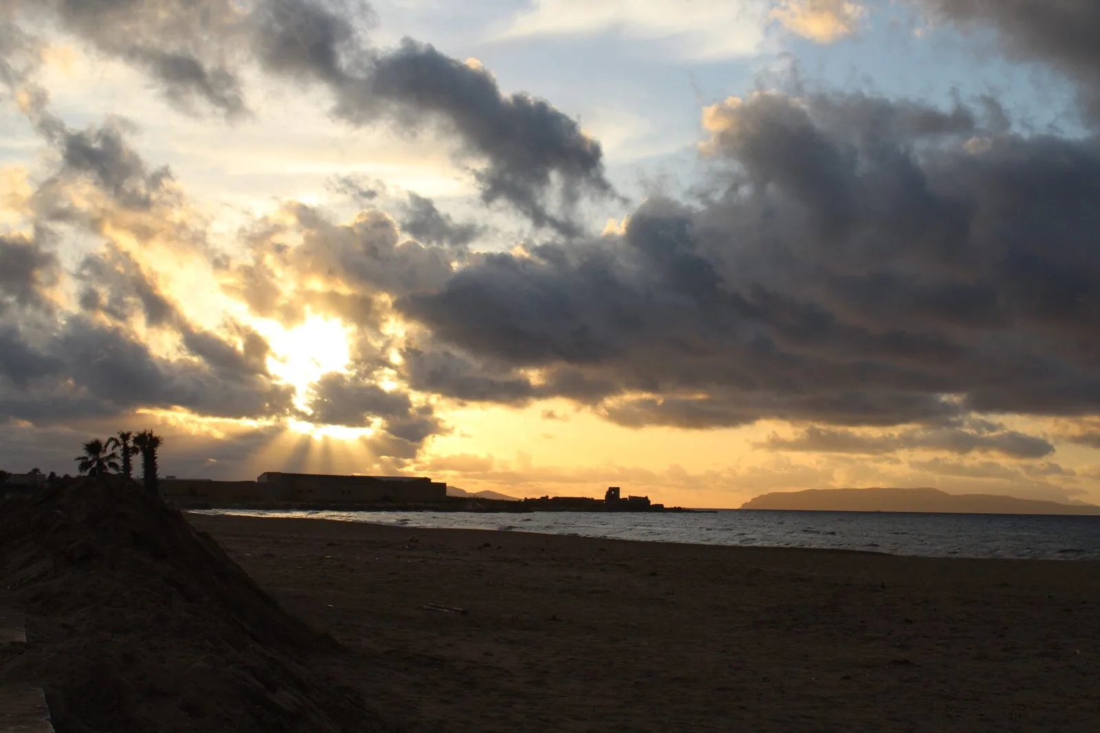 Tramonto sulla spiaggia di San Giuliano a Trapani con le isole Egadi all'orizzonte