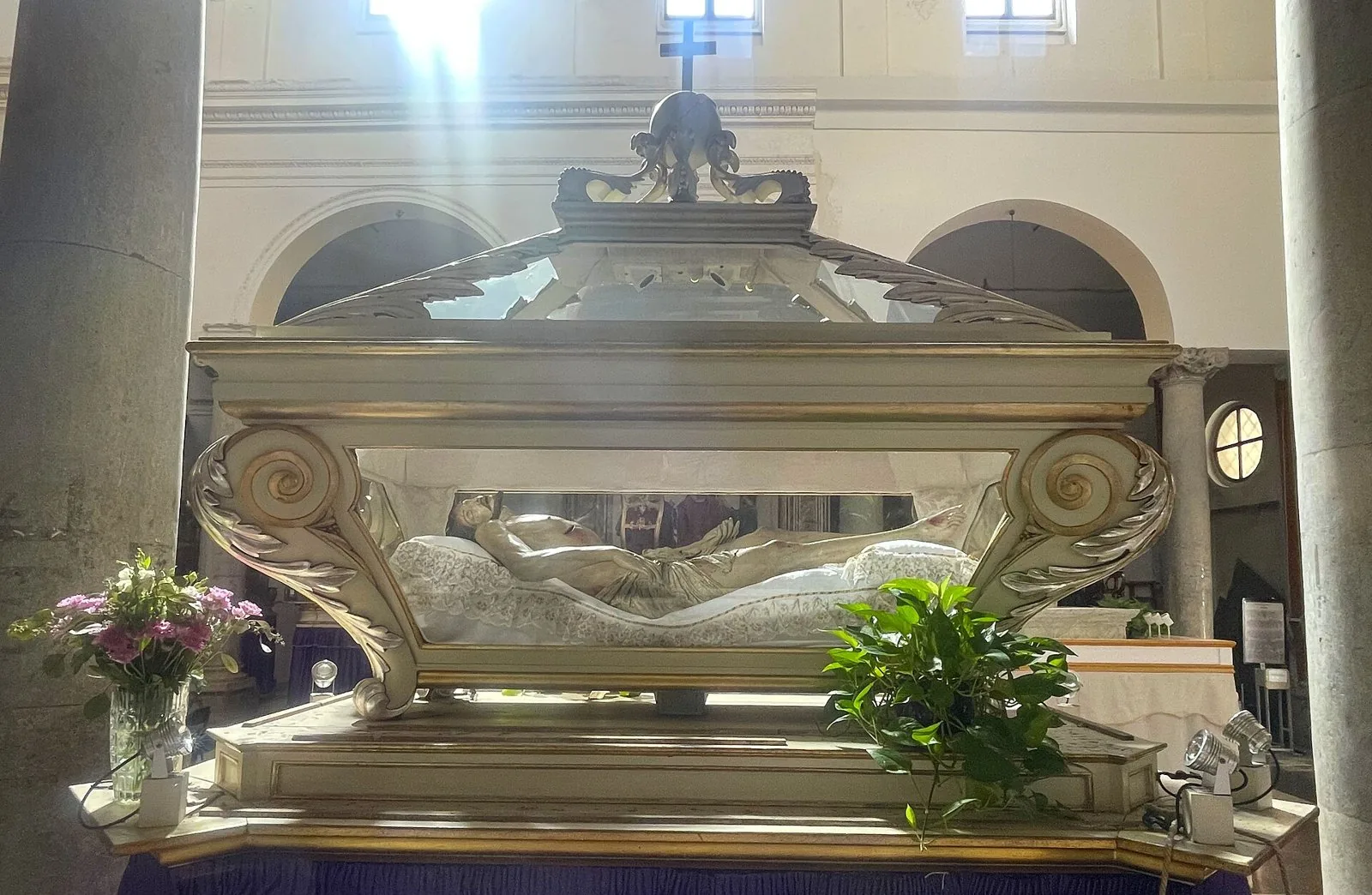 L'urna di Gesù morto, uno dei simulacri dei Misteri, nella Chiesa delle Anime Sante del Purgatorio a Trapani