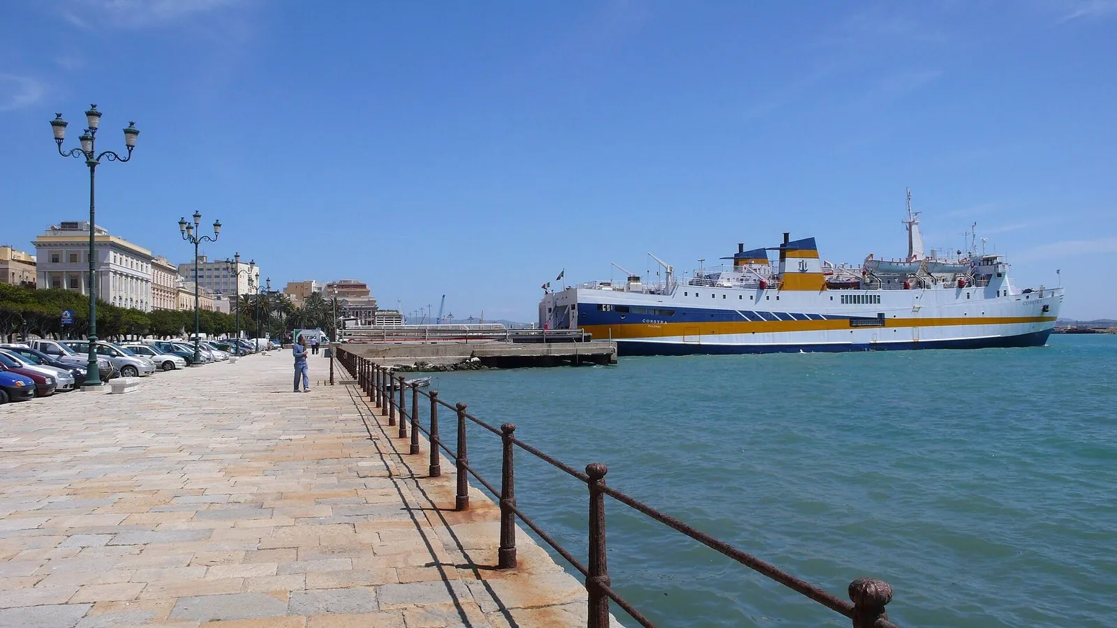 Lungomare del porto di Trapani con una nave traghetto ormeggiata alla banchina